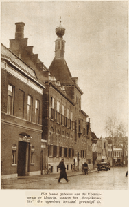 874564 Gezicht op de voorgevel van de Openbare Leeszaal (Voetiusstraat 2) te Utrecht.